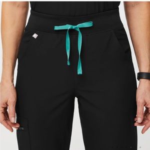 Figs women's Black FREEx™ Lined
Zamora™ High Waisted - Petite
Jogger Scrub Pants